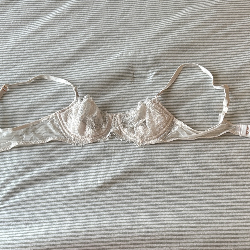 Victoria's Secret Lace Underwire Bra in Cream